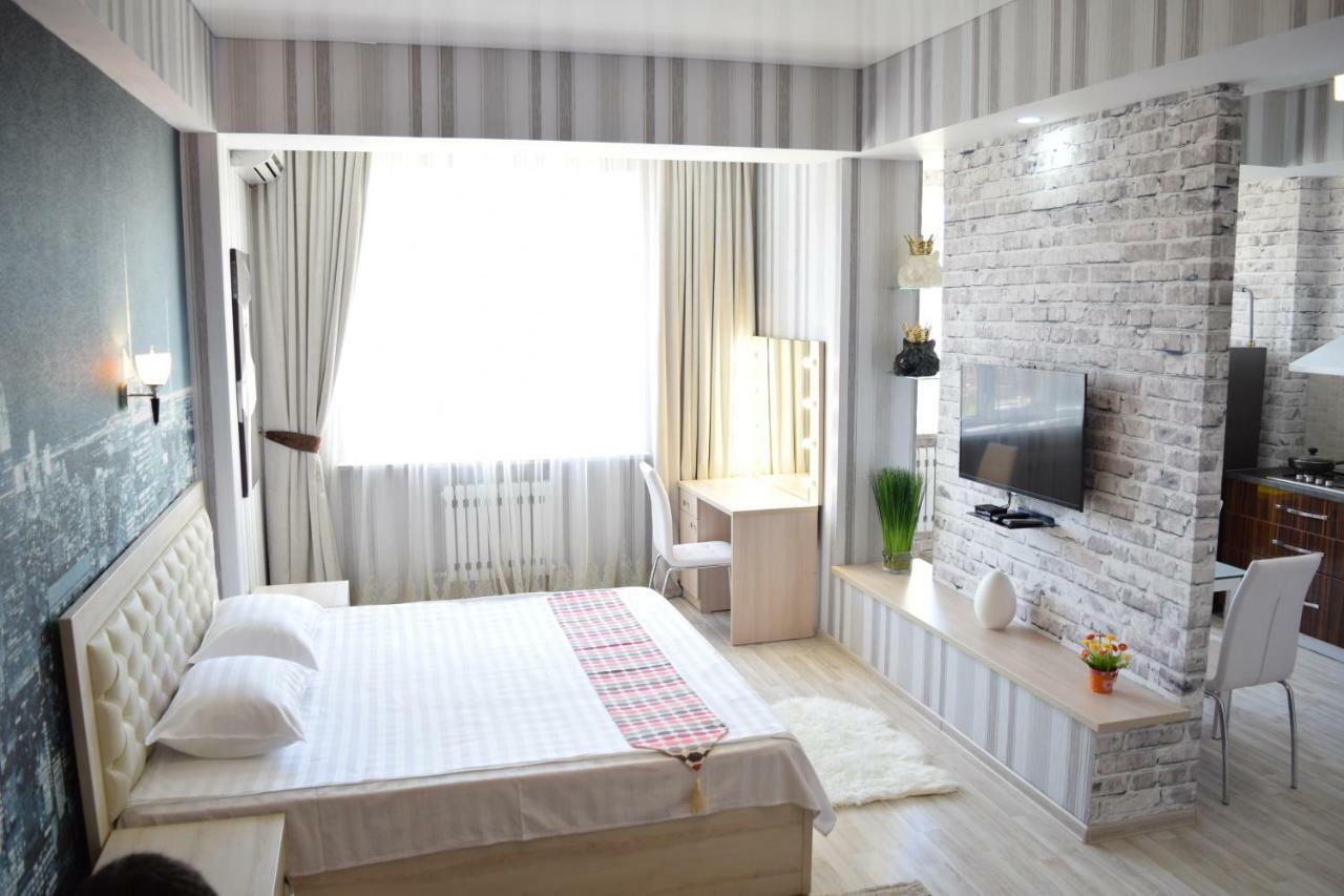 Apartment With Good View In The Center ビシュケク エクステリア 写真